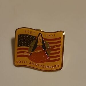Columbia Gold 10th Anniversary Space Shuttle Pin